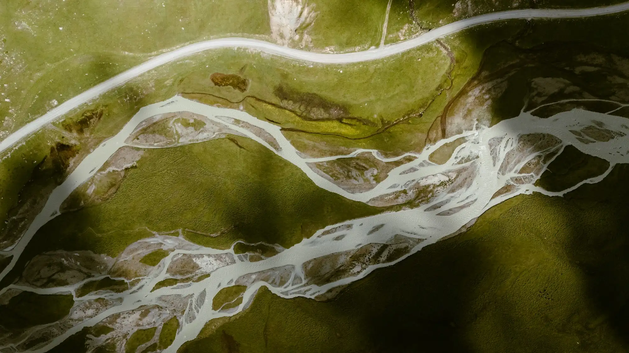 Luchtfoto van een vertakte rivier die door groen land stroomt